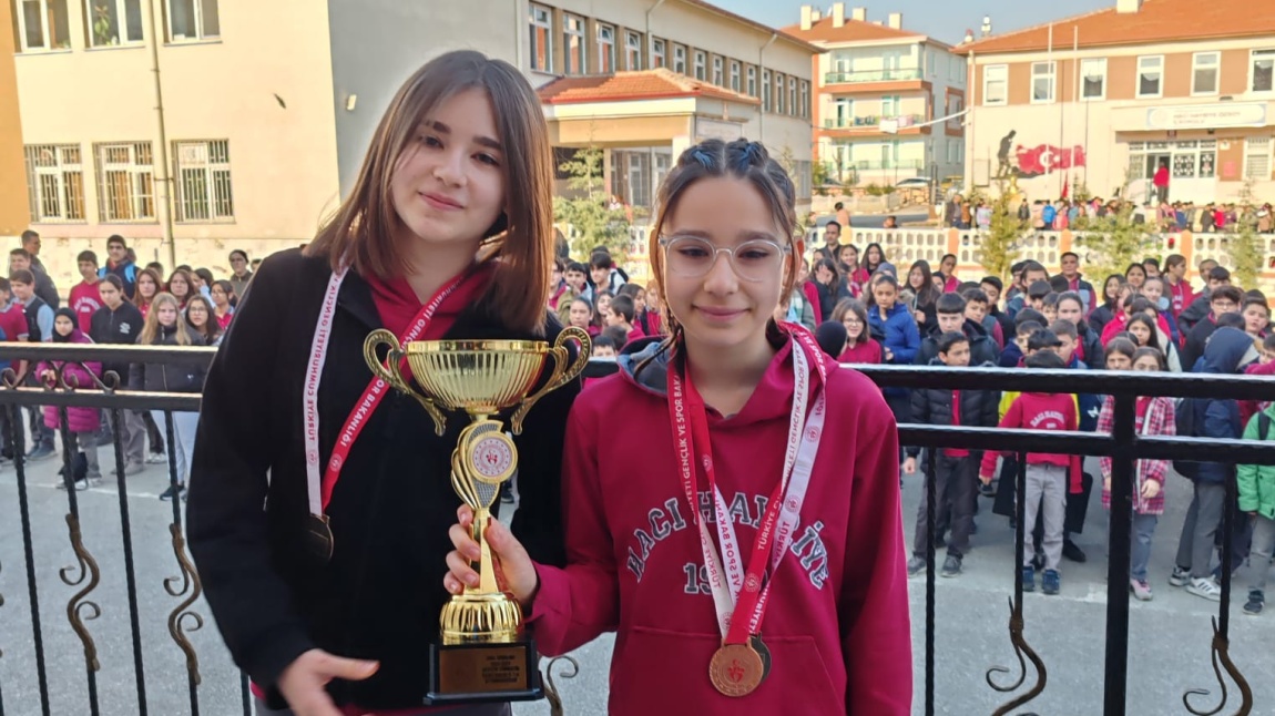 Afyonkarahisar Okullar Arası Artistik Cimnastik İl Seçme Yarışmasında Okulumuz Yıldız Kızlar Takım Kategorisinde il birincisi olmuştur.