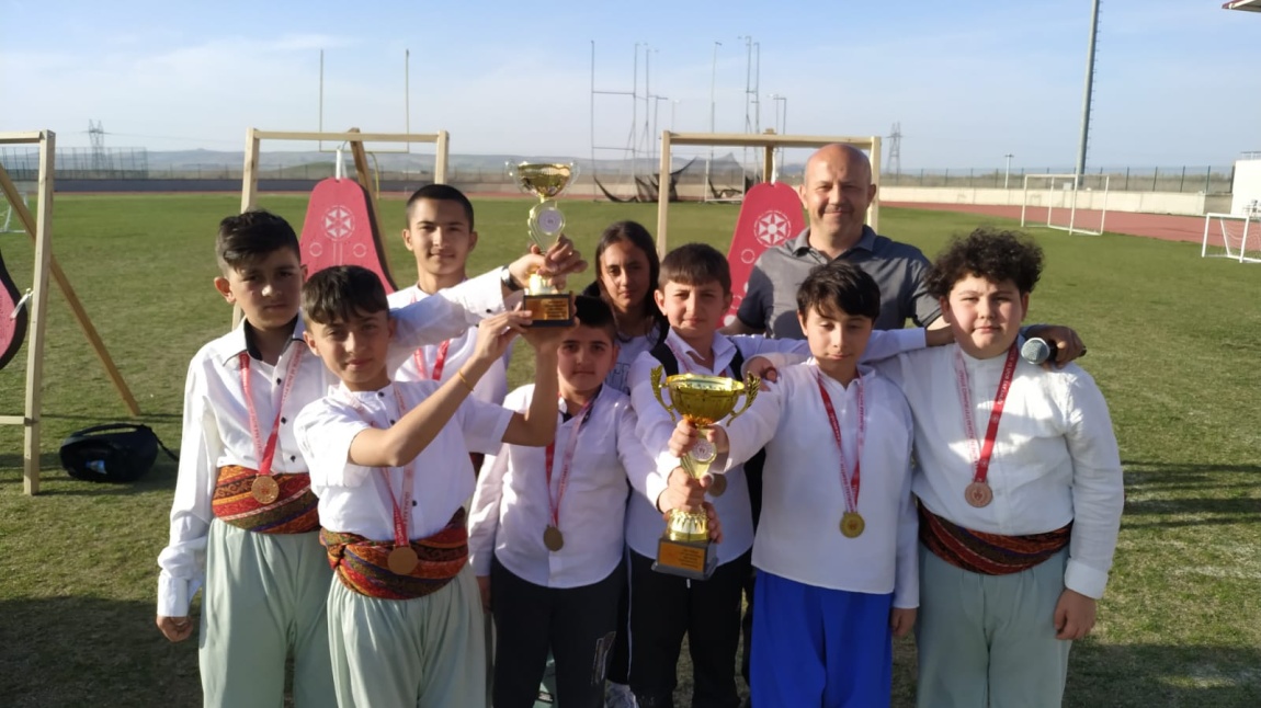 Afyonkarahisar Okul Sporları Geleneksel Türk Okçuluğu müsabakalarında okulumuz küçük erkekler il birincisi, küçük kızlar il ikincisi oldu.